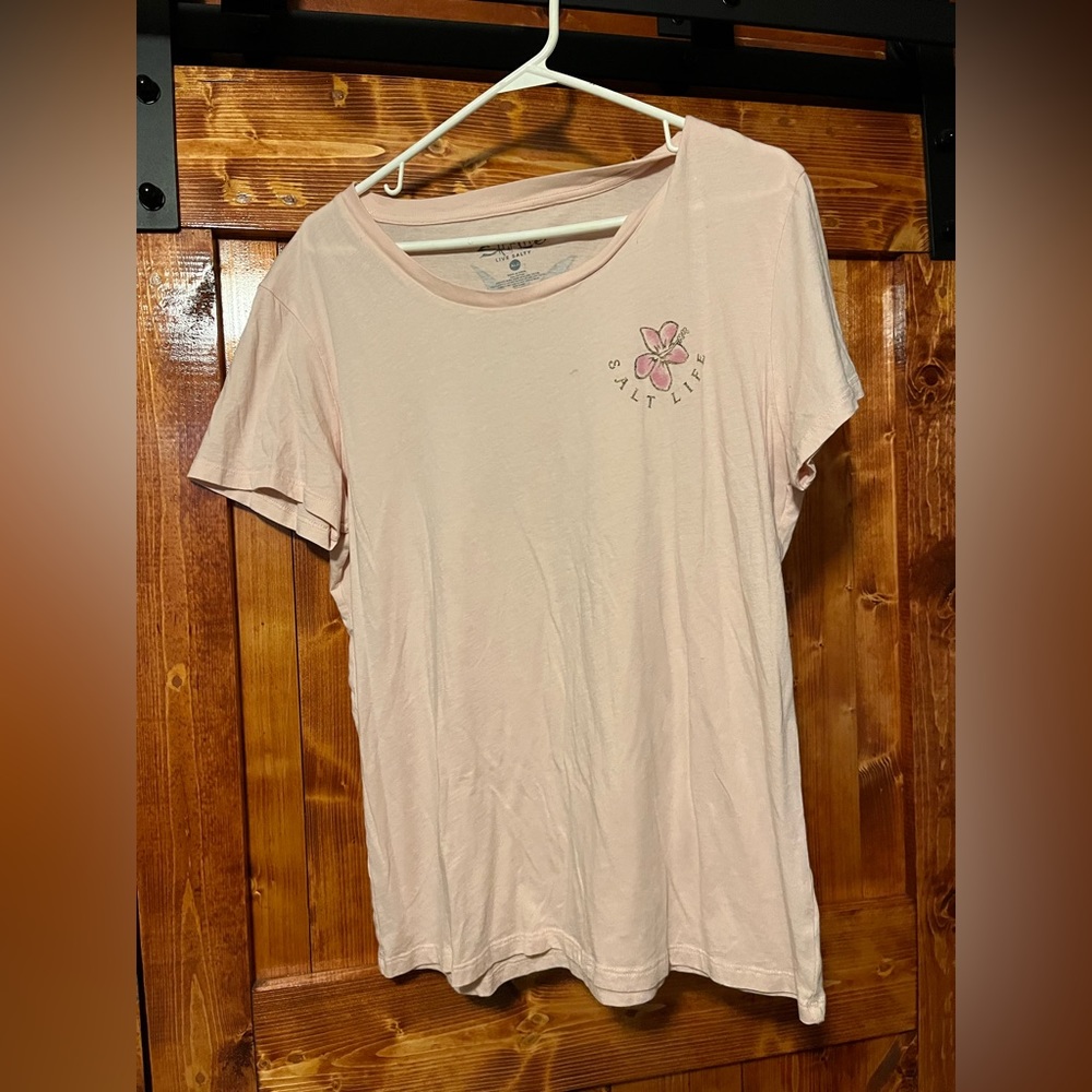 Light pink salt life tee! Super cute! Matches well with light colored pants